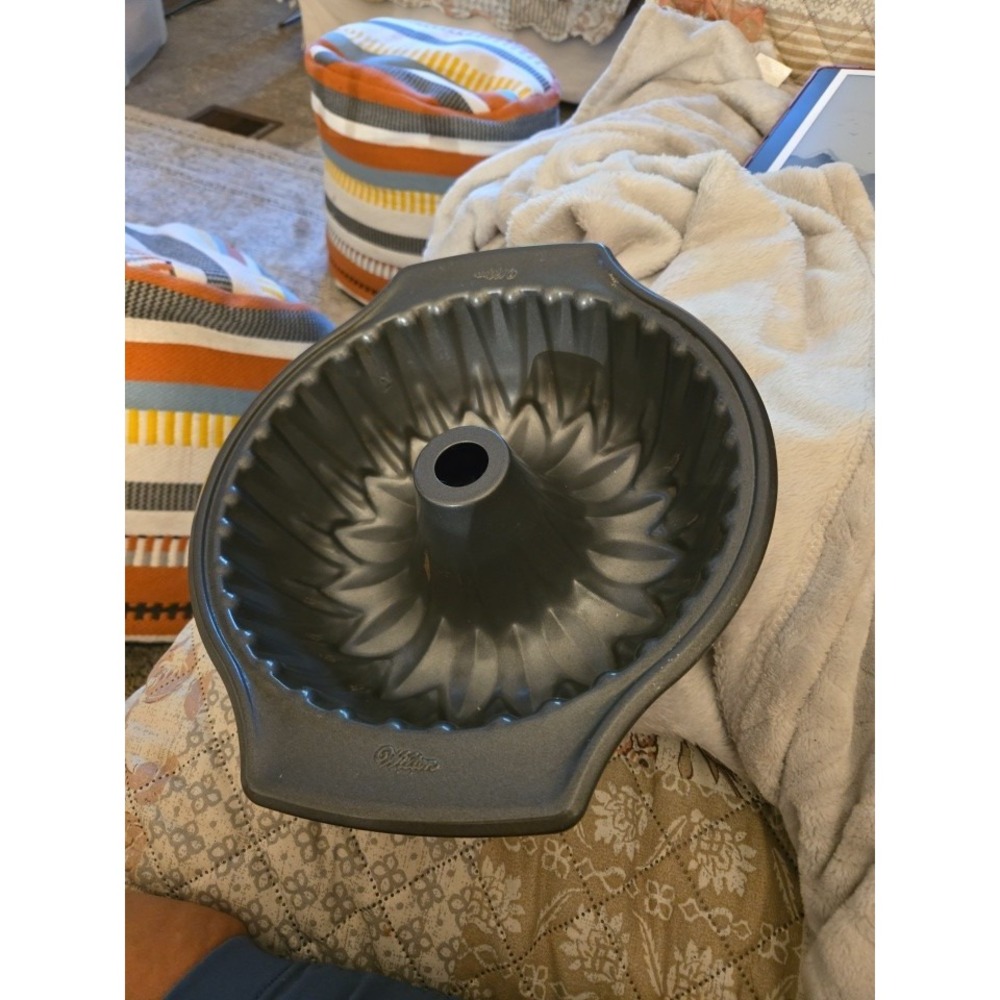 WILTON Bundt Cake Baking Pan Mold Ring Sunflower 9.75" x 3.38" Non-Stick Fluted